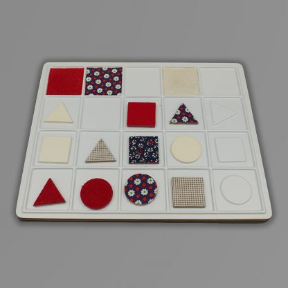 Billede af spillet find den rigtige. Spilleplade af plast med 20 rum. i højre side er en trekant en firkant og en cirkel. I toppen forskellige taktile overflader af stof. Der er brikker med stof i de tre geometriske former.
