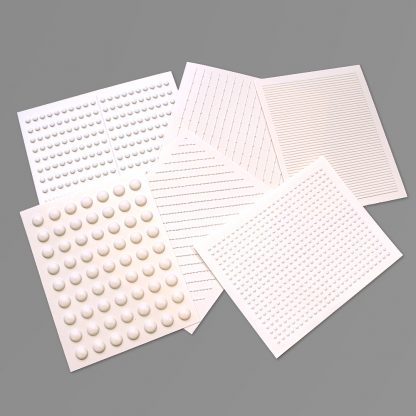 Hvide ark af plast, præget med varierede overfladetyper.