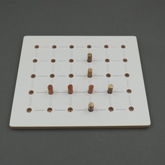 Spilleplade til Yoté i træ beklædt med plast, med rækker af 5 x 6 huller hvori spillebrikkerne kan sættes fast. Brikkerne består af små runde pinde.
