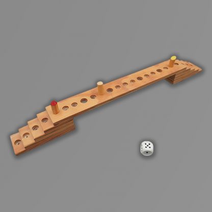 Billede af "Brospil". Minitræbro med huller til spillebrikker og trappetrin for enderne, spillebrikker af runde træpinde og en terning.