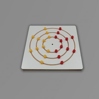 Billede af "Centerspil". Kvadratisk spilleplade med træ opmærket med følbare streger, som danner forskellige størrelser cirkler. Dertil 2 x 12 brikker.