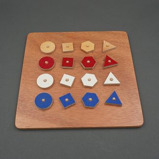 Billede af spillet "Form og farve". Kvadratisk spilleplade af træ med pinde og forskellige former i fire forskellige farver sat på pindene.