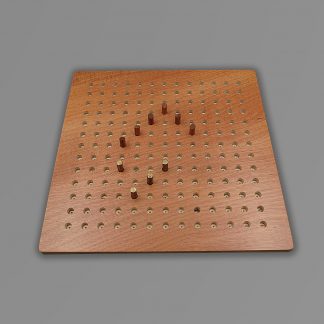 Billede af spillet "Go-bang". Kvadratisk spilleplade af træ med 13 x 13 huller.