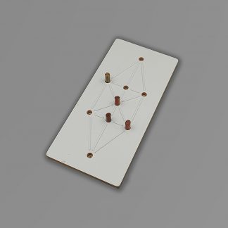 Billede af spillet "Hunde og hare". Rektangulær spilleplade med huller til spillebrikker og taktile streger.