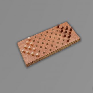 Billede af "Mini-kina-skak". Rektangulær spilleplade af træ med huller i og spillebrikker af små runde pinde der passer i hullerne.