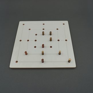 Billede af spillet "Mølle". Kvadratisk spilleplade m. huller til spillebrikker og taktil afmærkning.