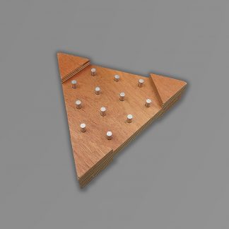 Billede af spillet "Nimbi". Rektangulær spilleplade af træ m. 12 huller og runde pinde som spillebrikker